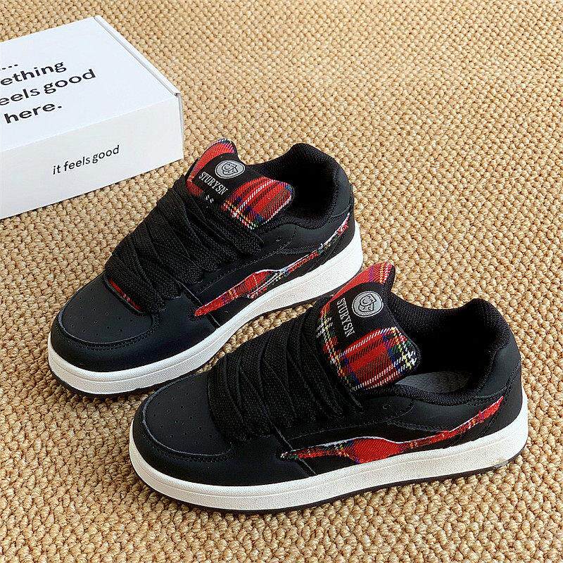 女款舒适厚底休闲鞋小众黑色百搭男女同款休闲板鞋2026年面包鞋女