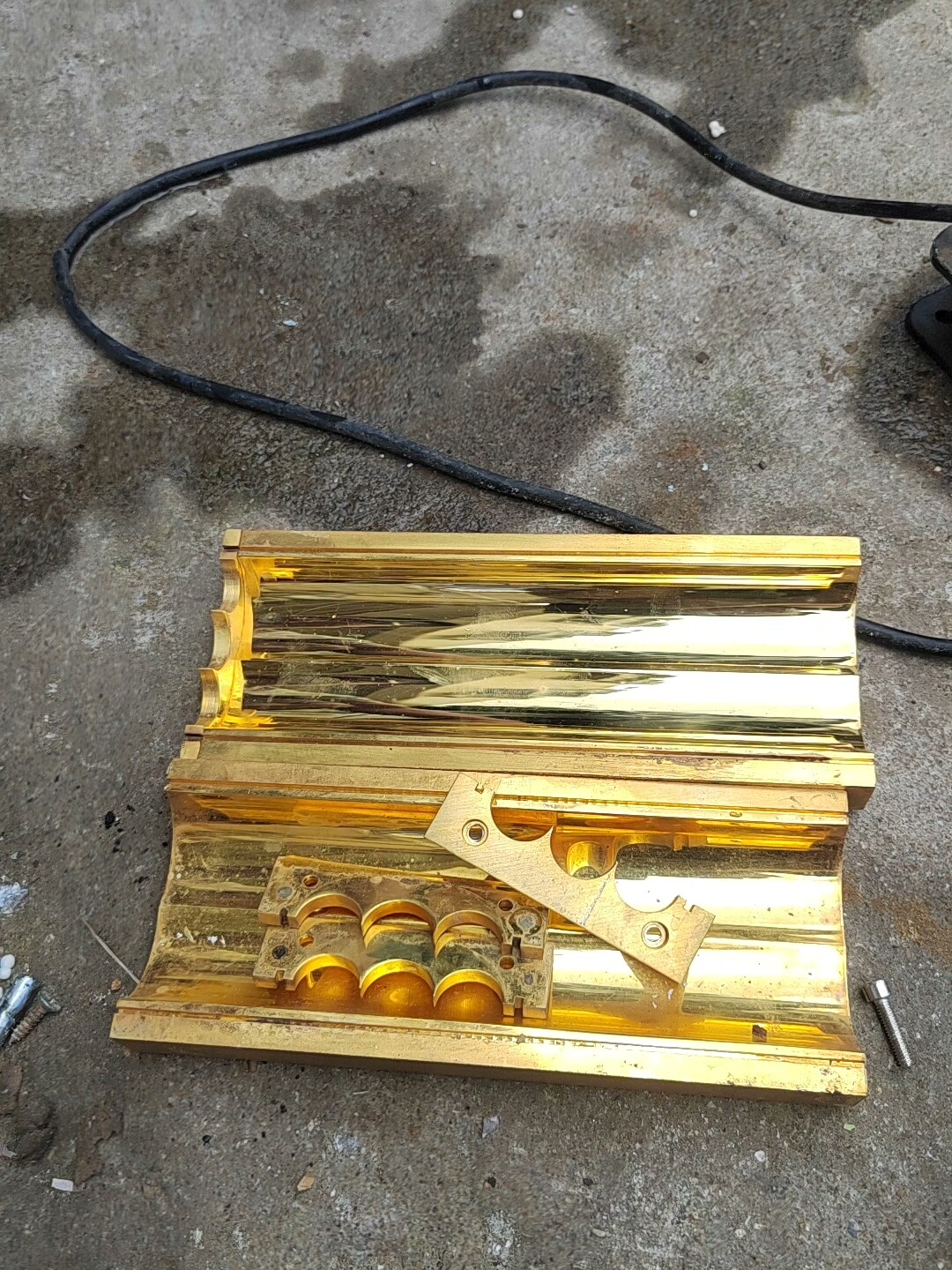 拆机激光器镀金腔体，1.85公斤，铜镀金。标价包邮