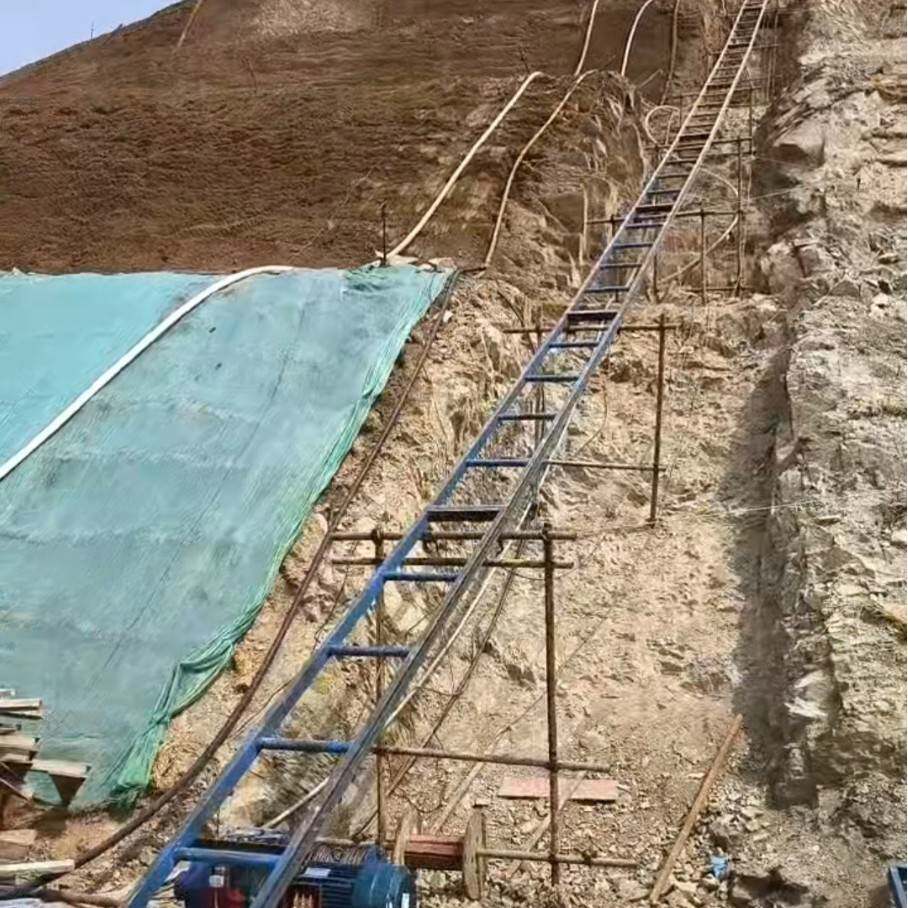 山坡林地爬山虎上料机水泥土方斗式运料机路护坡轨道输送机转运