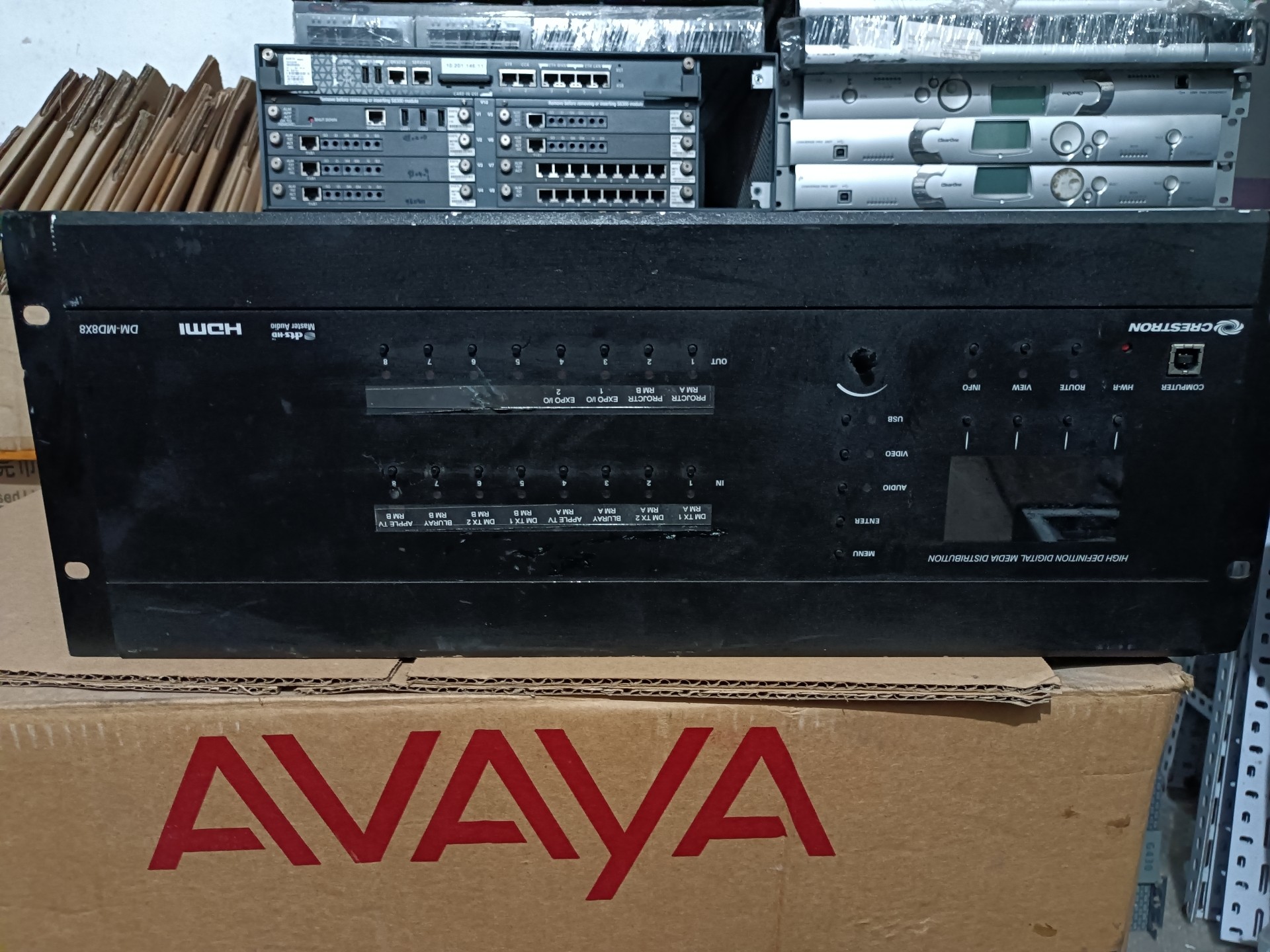 CRESTRON DM-MD8x8 矩阵，实物图拍摄。