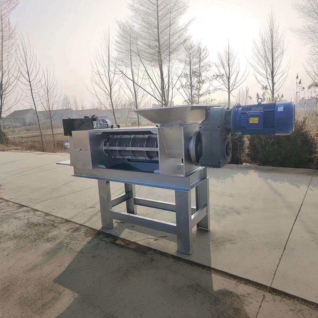 养殖场榨粪机厂家直售有斜筛式鸡粪鸭粪固液分离机牛屎猪屎脱水机
