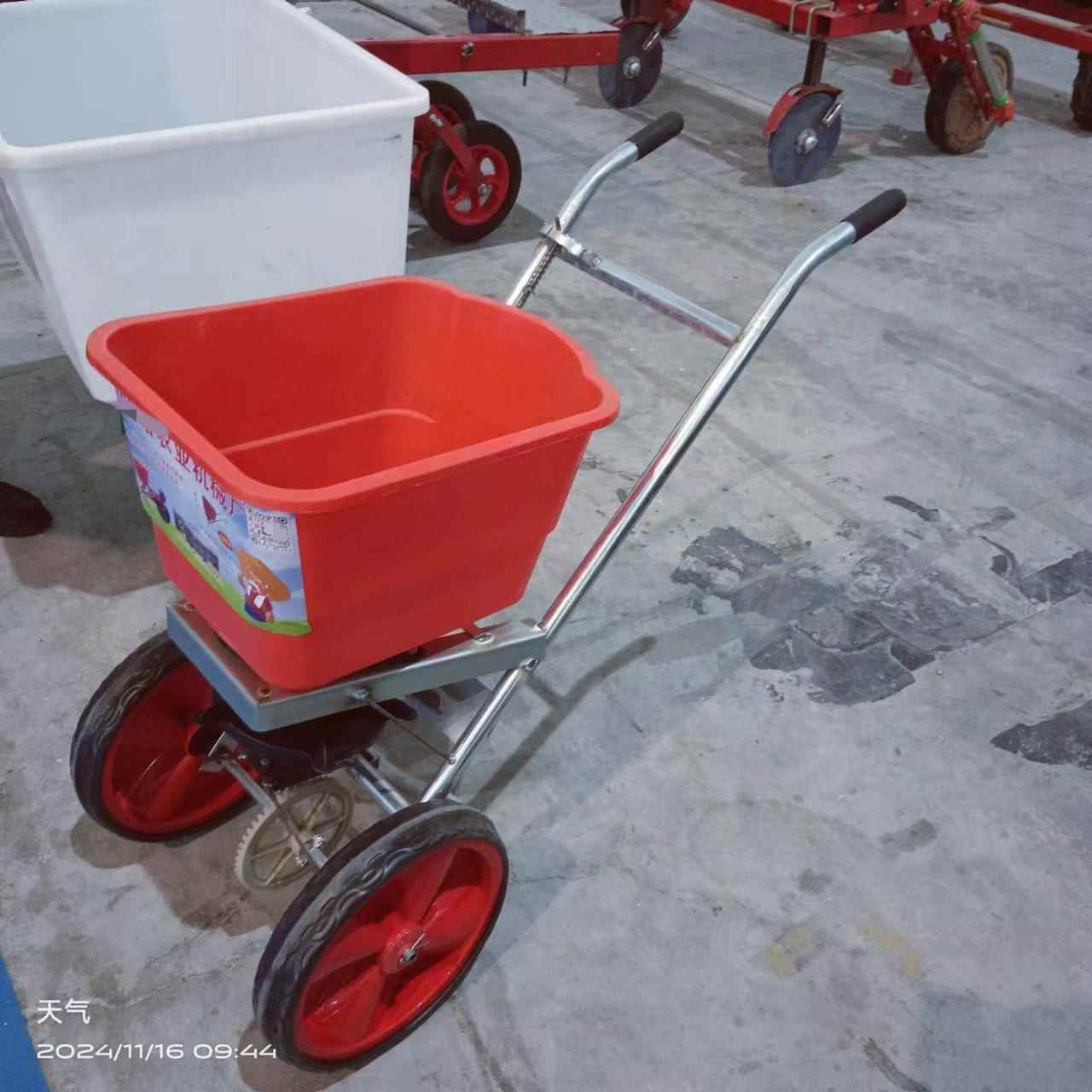 手推式撒肥机撒肥车农用玉米小麦农田轻便施肥小型