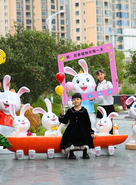 兔子卡通相框座椅玻璃钢雕塑景区商场幼儿园新年坐凳美陈拍照摆件