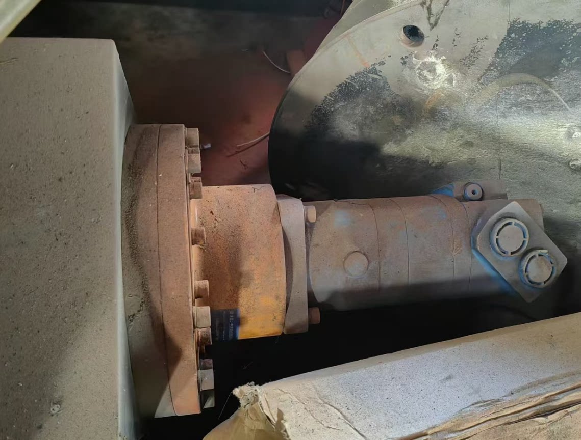 5月6日辽源工程机械装载机属具库存全新1.5方混凝土搅拌斗一台网络拍卖公告