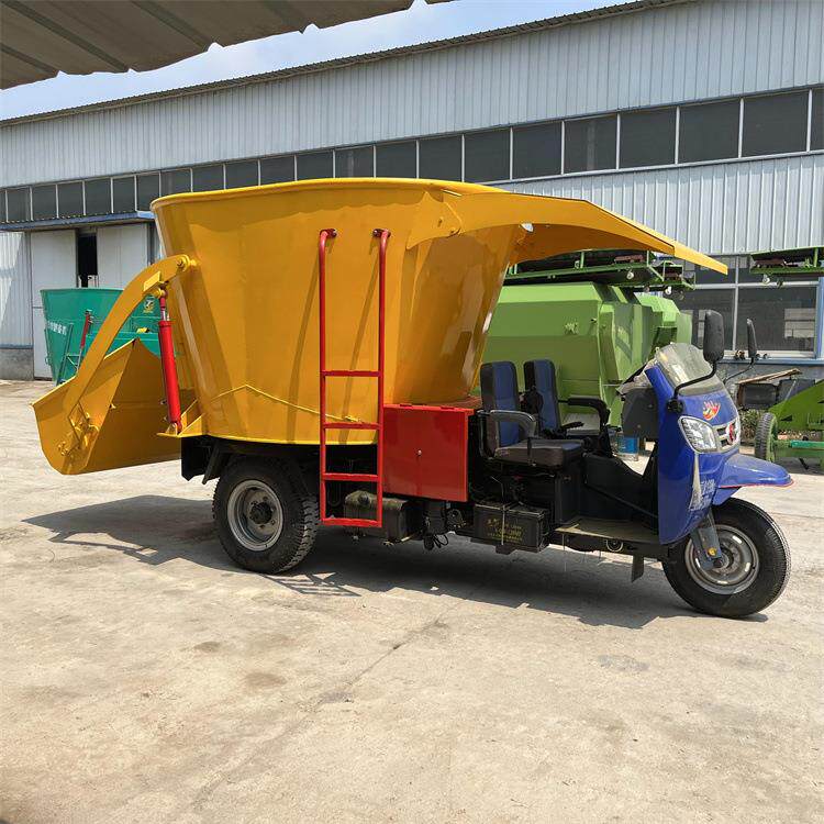 养殖场柴油三轮撒料车液压刮板式抛撒车畜牧养殖场五立方撒草车