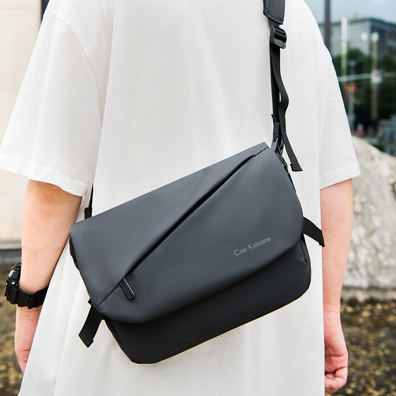 斜挎包男休闲机能男士多功能斜背包潮单肩包骑行邮差挎包男背包