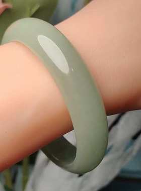 婉约典雅淡绿色东陵玉手镯 浅果绿鸭蛋青色东陵玉手镯批发