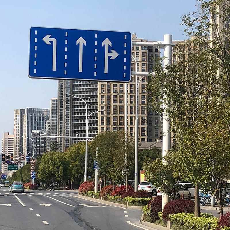 交通标志牌厂家交通标志交通指标示志公路F型安全警示标牌志杆