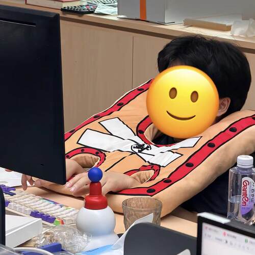 枷锁抱枕古代囚徒靠枕打工人整蛊道具抽象创意生日礼物送朋友闺蜜