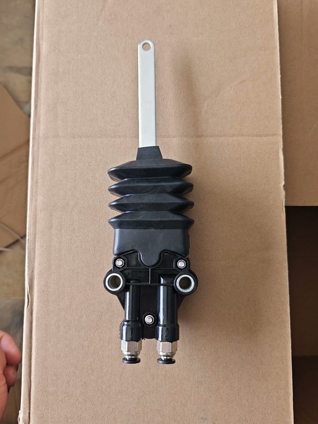 全新驾驶室气囊高度调节阀