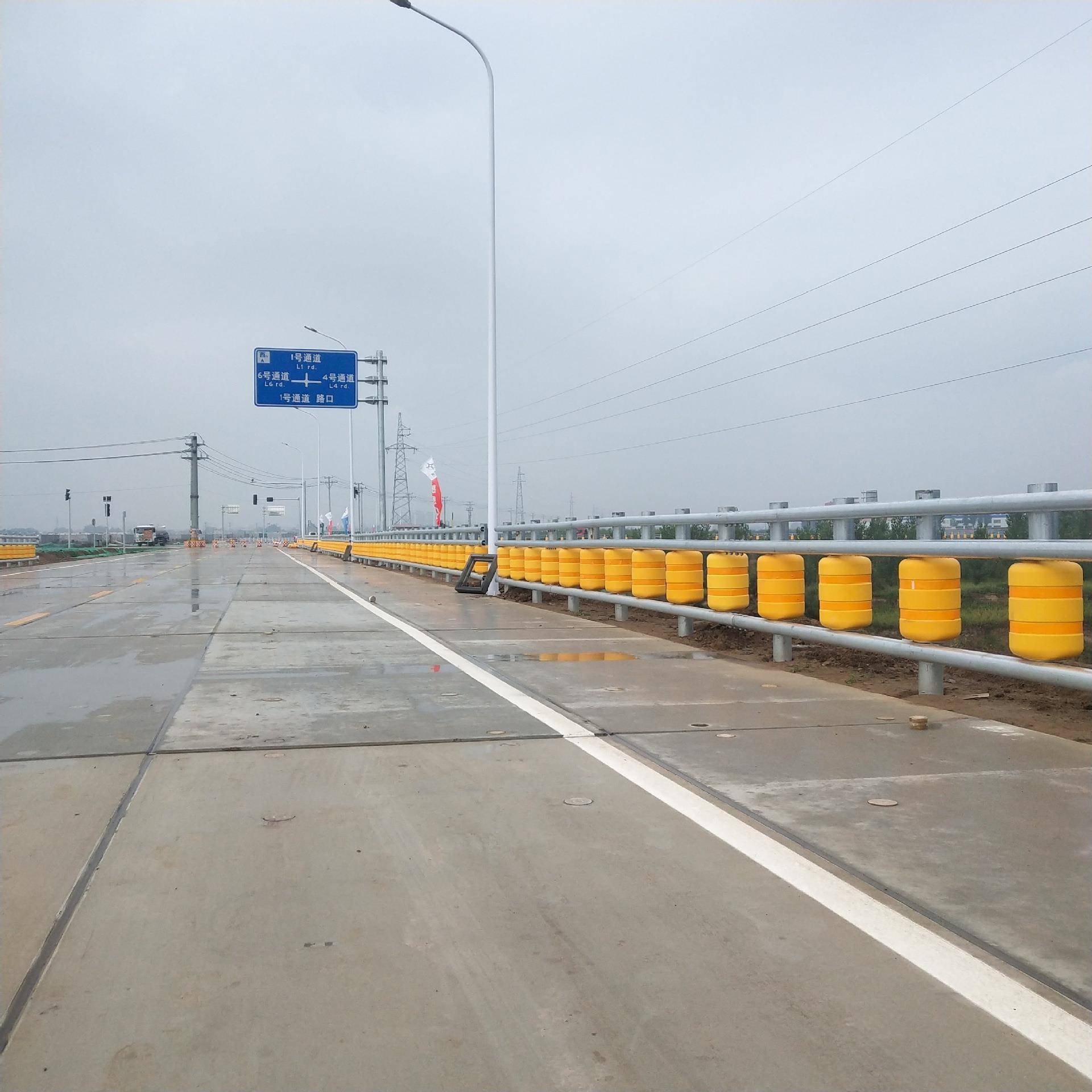 速公路滚筒式防护栏旋转防撞桶护栏道路抗冲击防撞护栏
