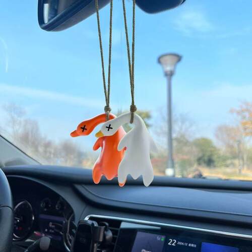 Color-changing roast duck keychain that alters its color whe