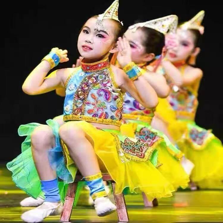 儿童表演抖音紫金舞蹈夏日里的滴滴调舞蹈演出服装道具搬凳子表演