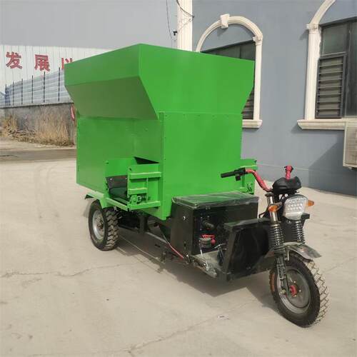 羊场电动三轮撒料车移动式双面撒草机省人工绞龙式双侧投料车
