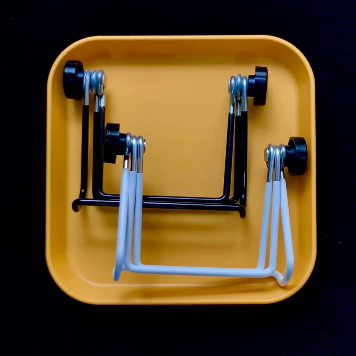 水培专用四件套包括：水培瓶，盖子，接水盘，架子（颜色随机）