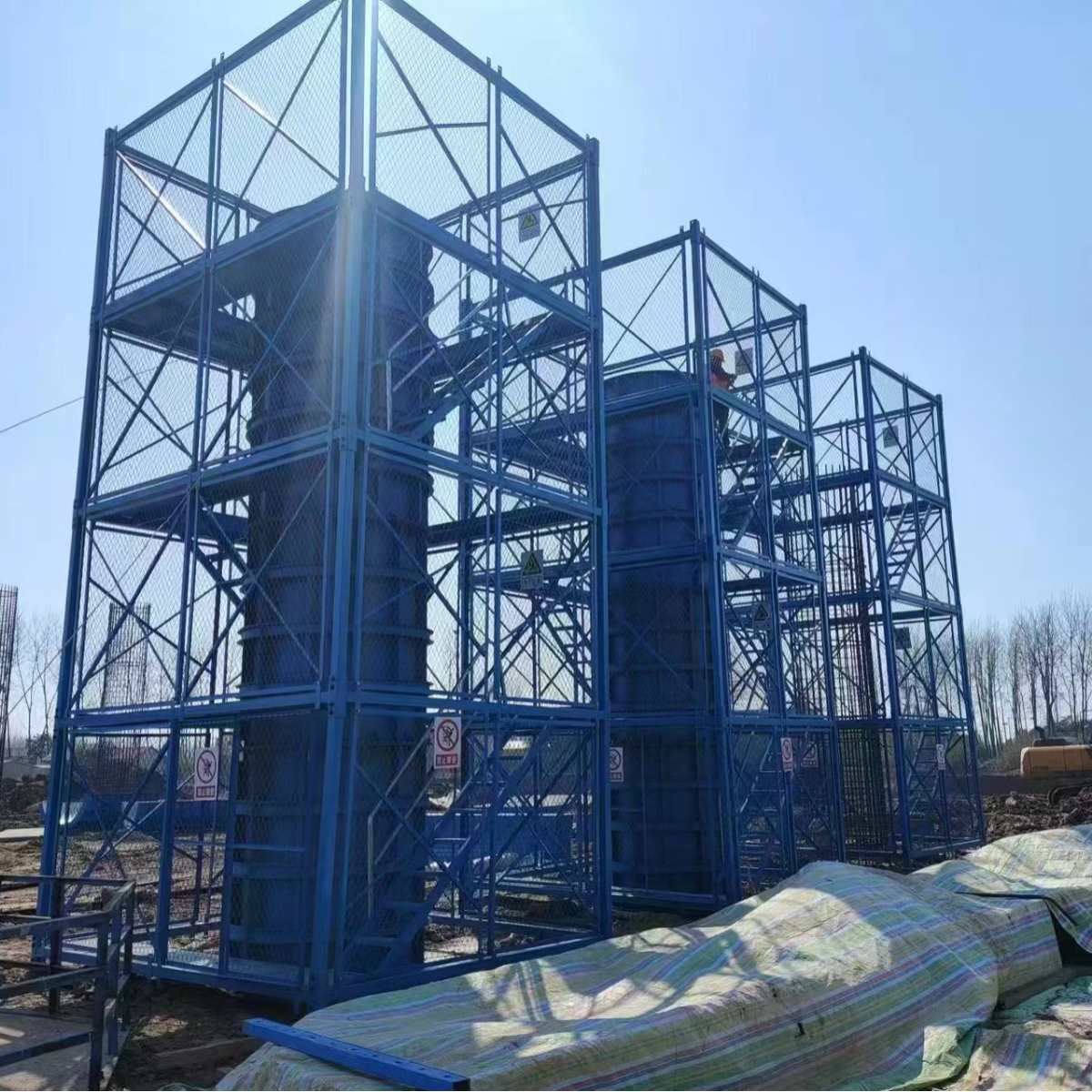 箱式基坑安全梯笼 桥梁施工墩柱防护平台围笼装配式建筑安全梯笼