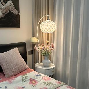 奶油风卧室落地灯床头柜一体台灯客厅沙发旁边置物架无线充电边几