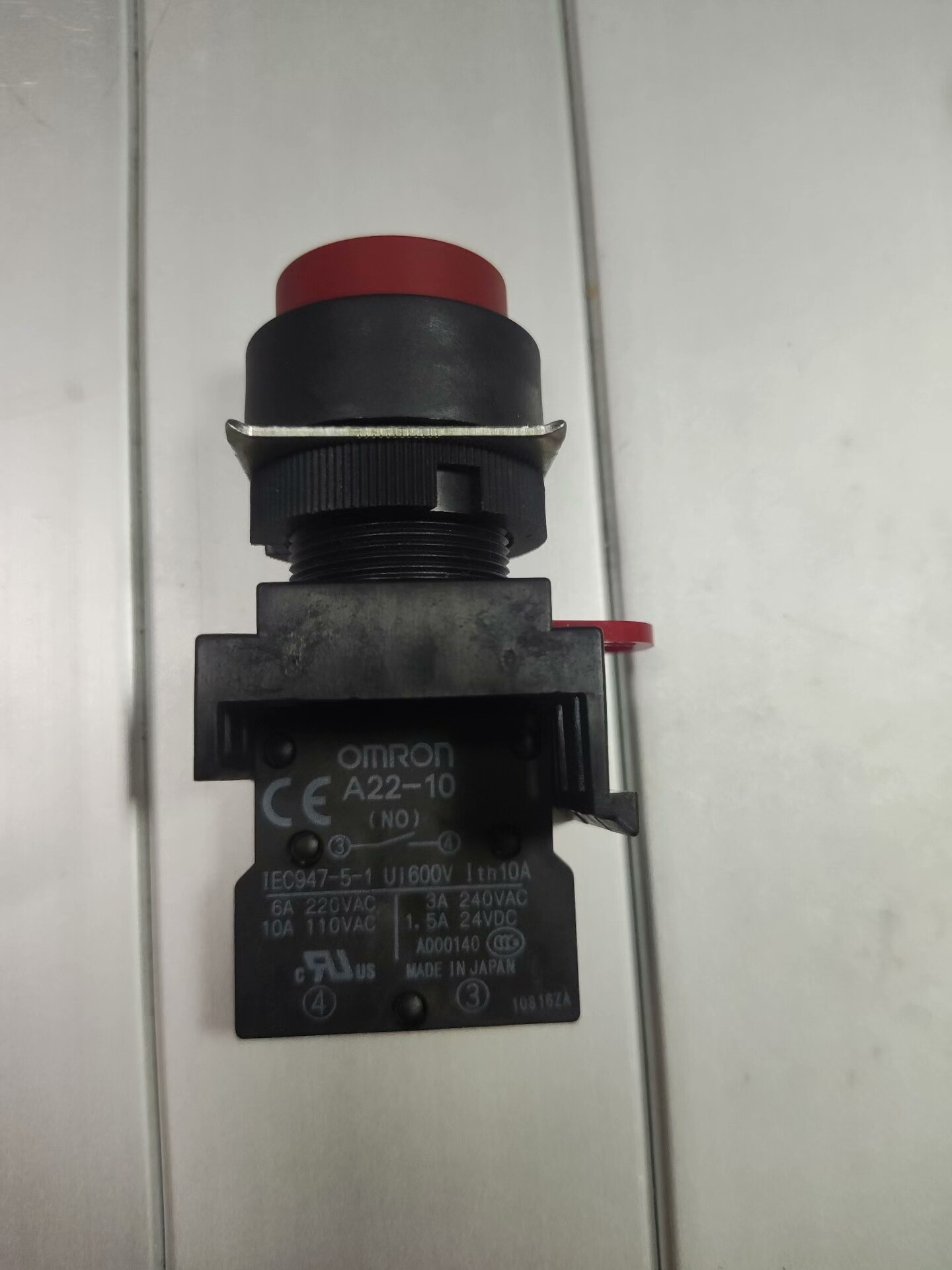 日本原装正品omron 自复位按钮 A22-10