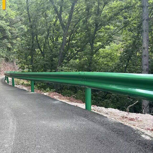 湖南波形护栏乡村道路河边防撞护栏公路喷塑双波三波梁钢隔离护栏