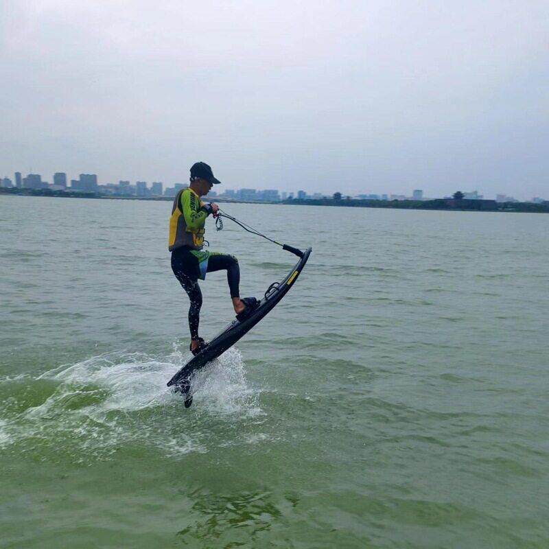 海上靓的崽上运动水平面电动冲浪板水平面动力冲浪板