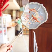 锦鲤仙鹤芭蕉扇子中国复古风流苏刺绣木柄长杆宫扇团扇跳舞蹈拍照