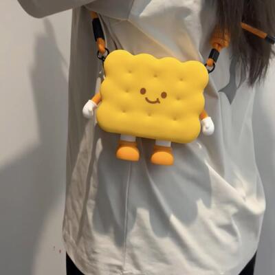 【加薪饼干】可爱实用创意饼干造型斜跨包矽胶上班大容量通勤包女