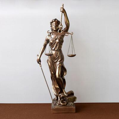 仿铜正义公平公正女神雕塑雕像司法院律师事务所天平法律摆件礼物