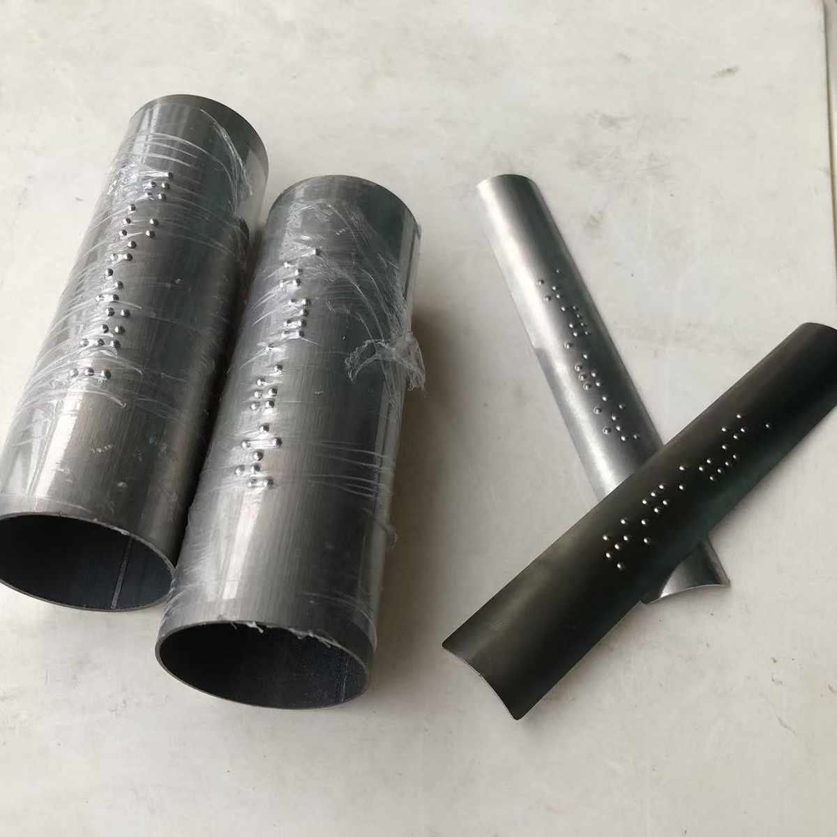 成都地铁盲文扶手管城市改造无障碍盲文扶手片公共交通盲文指引牌