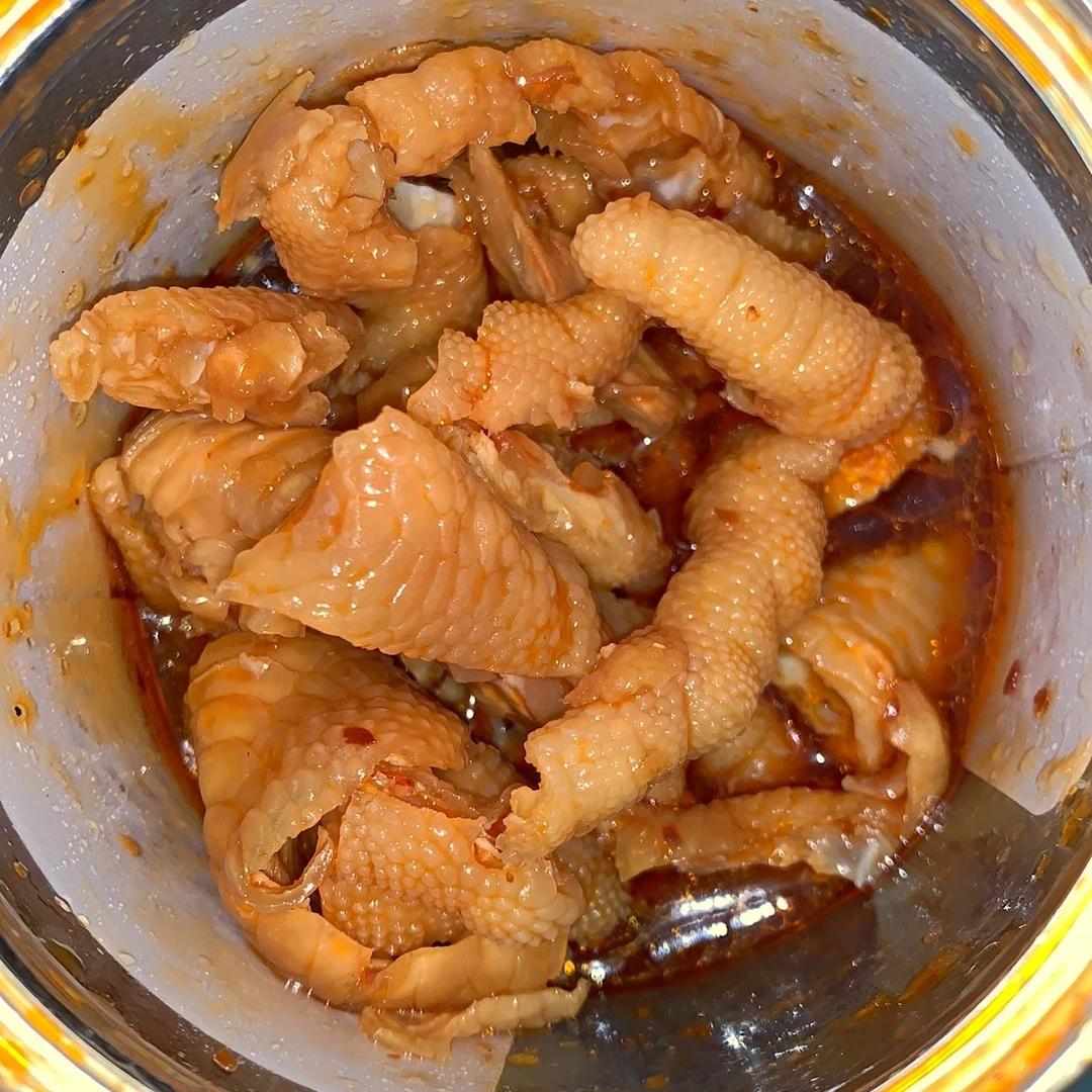 无骨鸡爪酸辣罐装网红快手凤爪脱骨卤味肉类熟食小吃零食抖音去骨