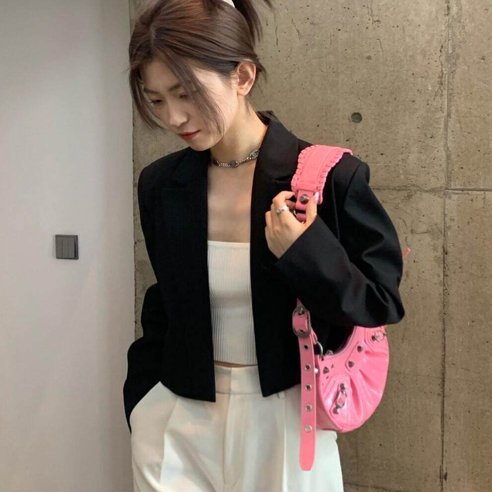 高级感黑色垫肩短款小西装外套小众设计感百搭小西服高腰露脐上衣