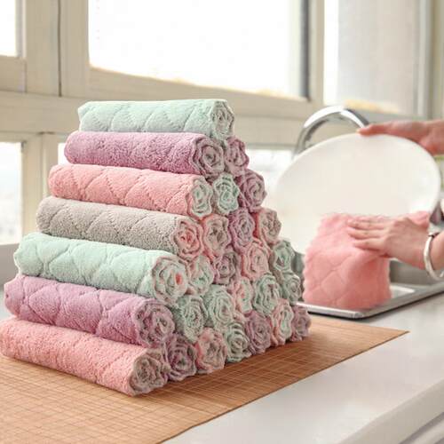 Oil-resistant, 100% cotton cleaning cloth that absorbs water