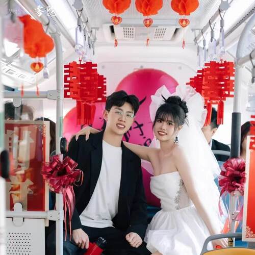 大巴公交车巴士婚车布置装饰装扮套装套餐创意接亲婚礼拍照小道具