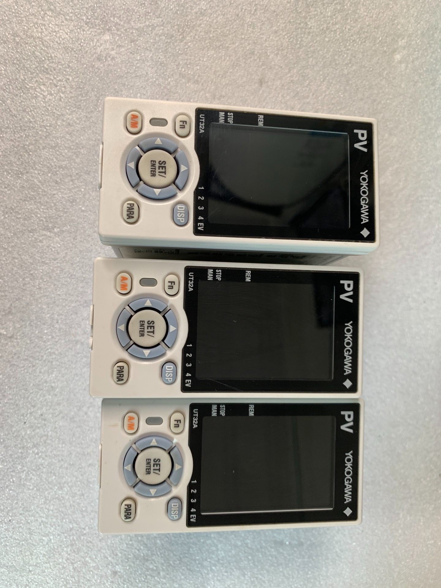 横河YOKOGAWA温度调节器UT32A-000-00-00