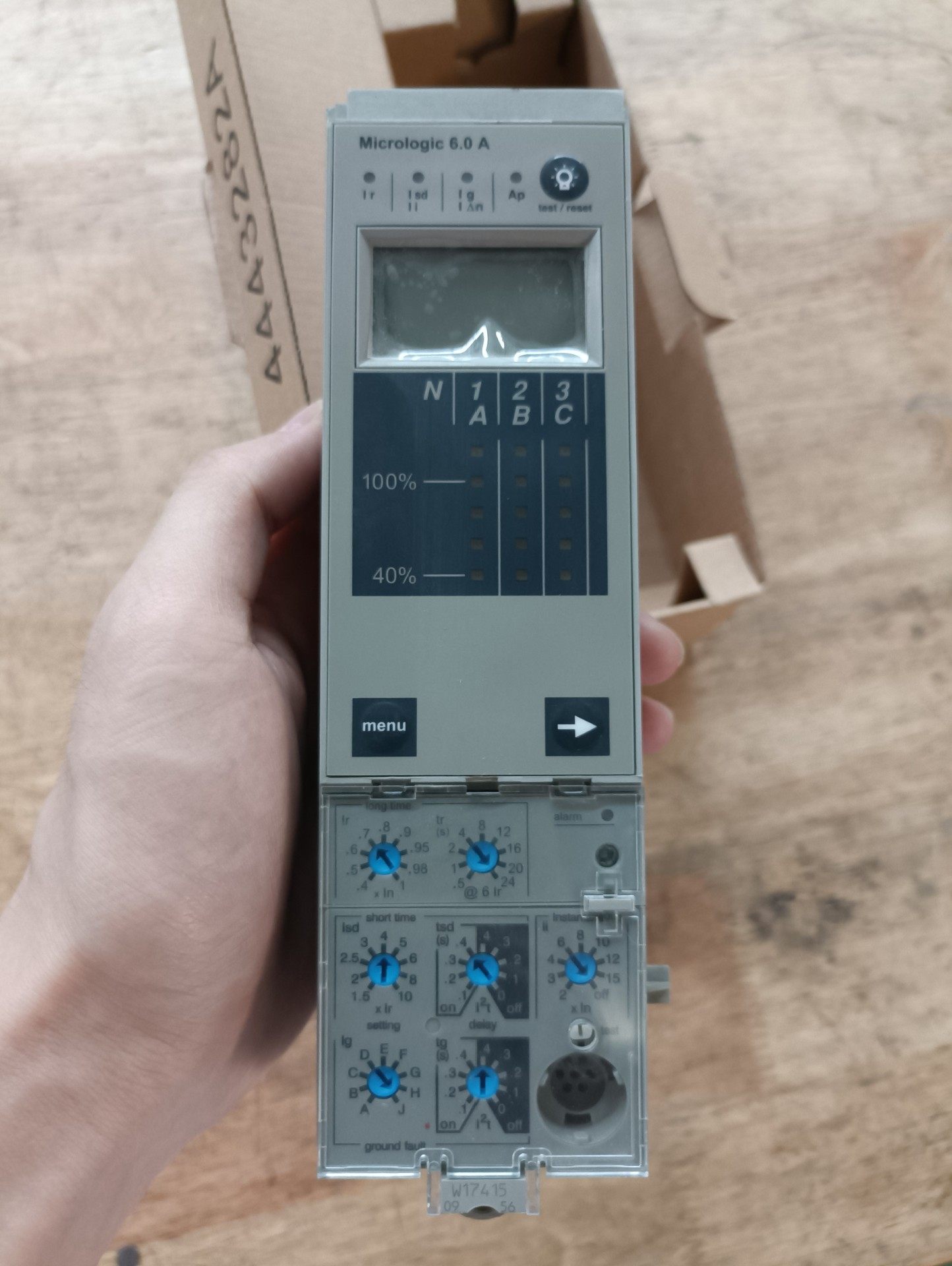 几乎全新施耐德6.0A控制器议价出