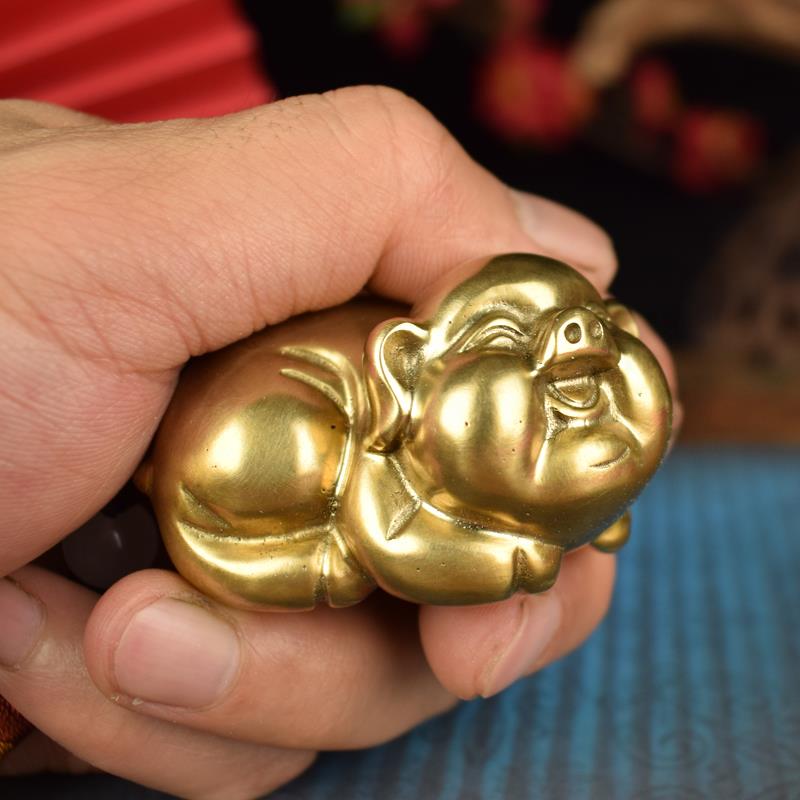 正品全黄铜件实心生肖桌面猪小摆件男女手把乐在其中文搁房镇纸笔