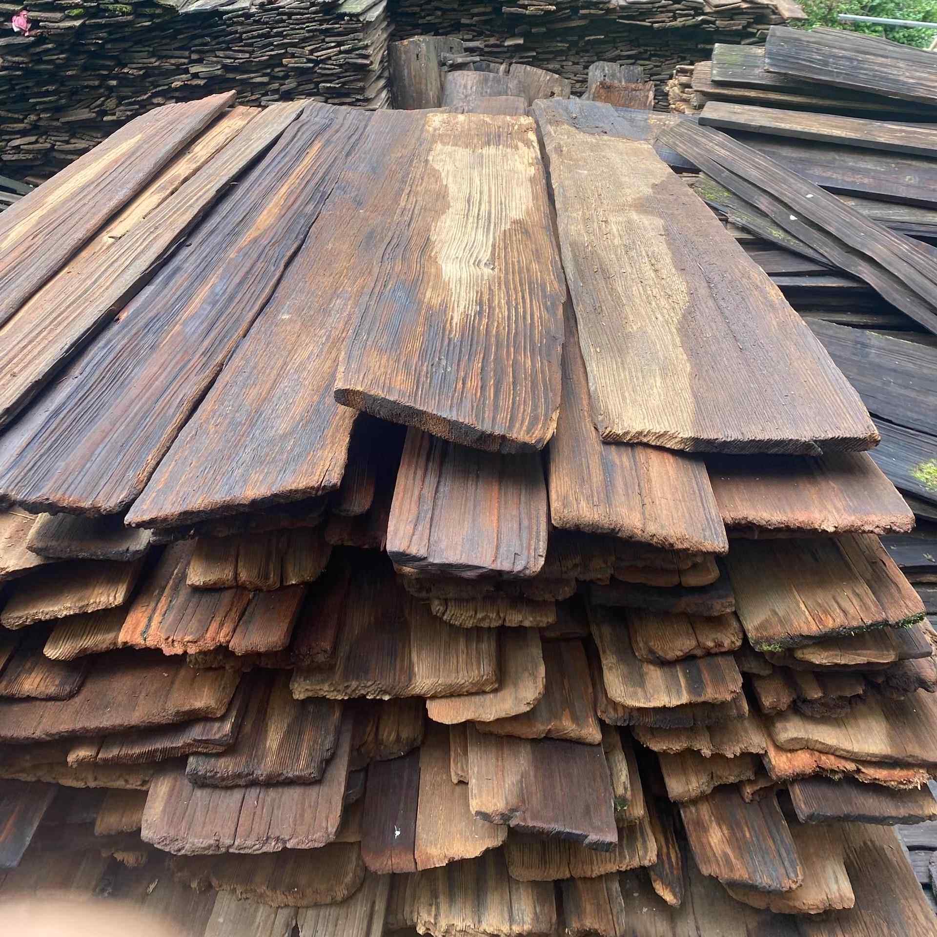 覆古老杉木旧木板门牌户外木瓦风化旧木板餐饮床和早餐屋檐装饰