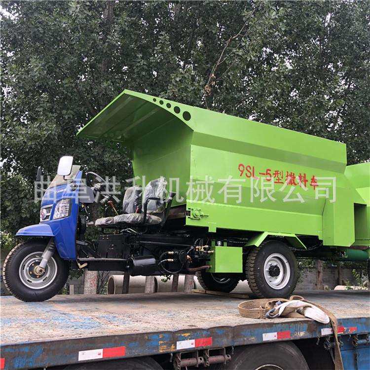 养殖饲喂设备撒料车出料干净无残留的电动喂料车左右双侧喂牛投料