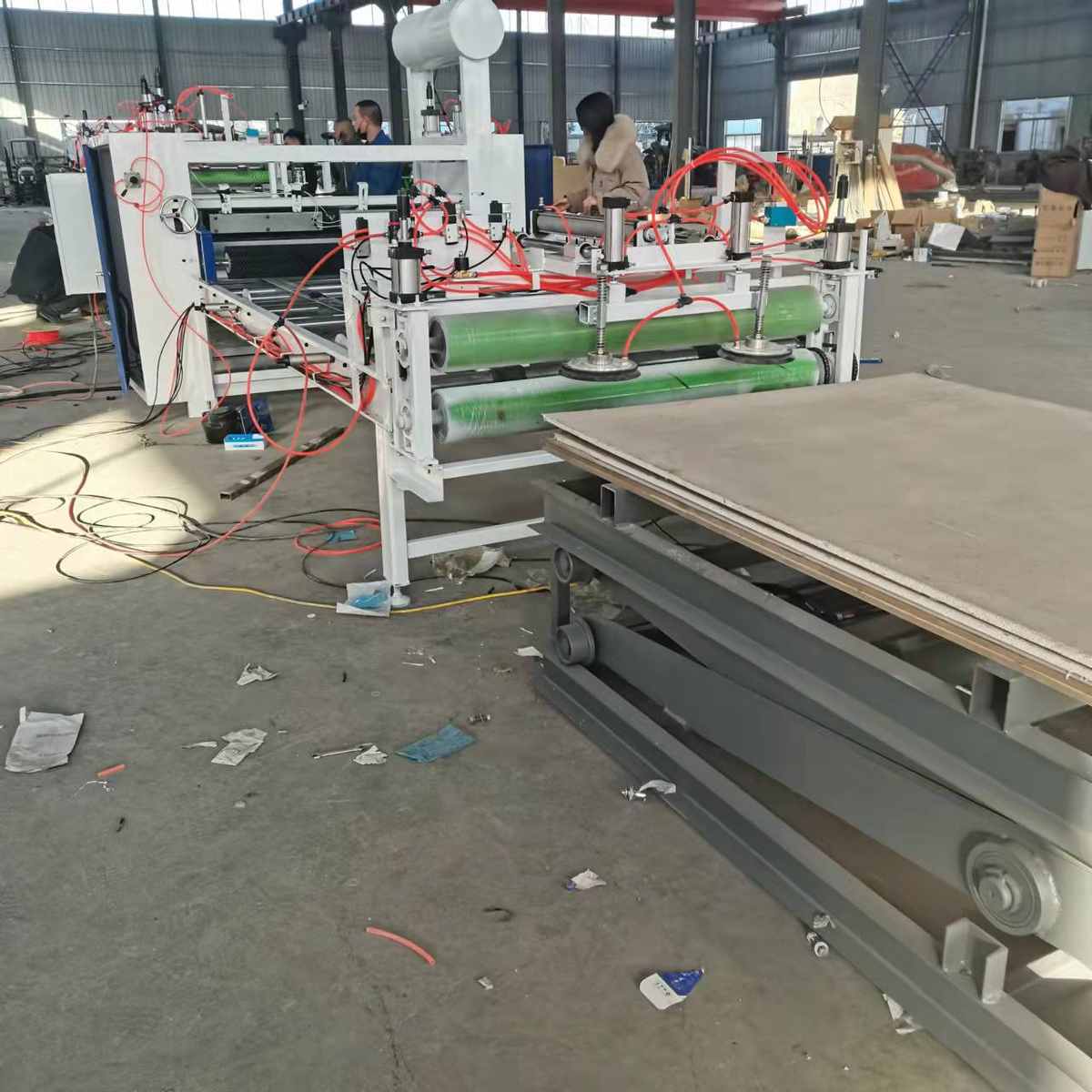 竹炭板木饰面贴面机 全自动保护膜一体式平贴机 钢板镀锌板覆膜机