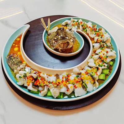 酒店饭厅鳗鱼带鱼摆盘会所饭店创意餐具特色异形弧形陶瓷盘配木座