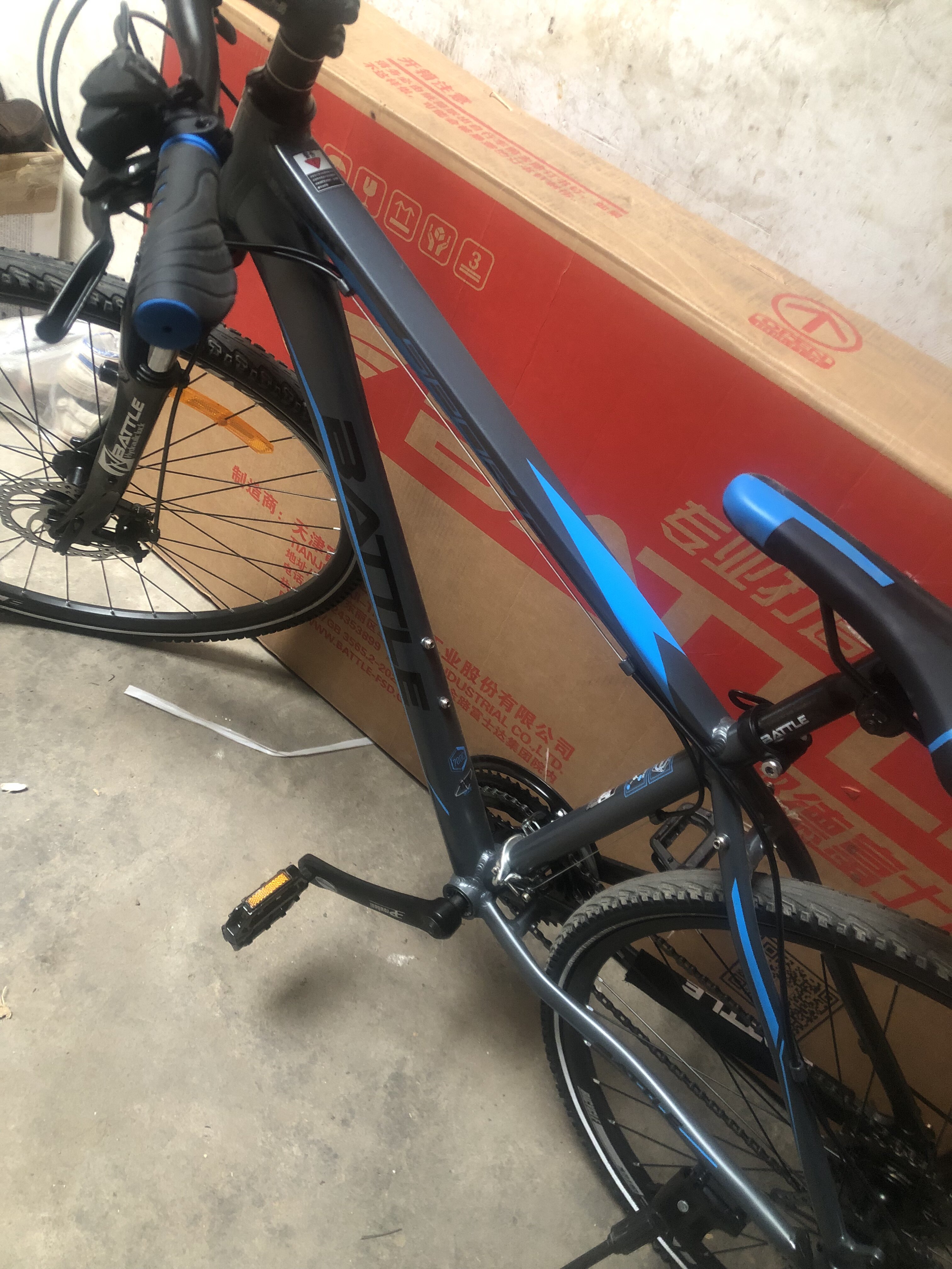 Гибридный велосипед Battle B200 Shimano 27 скоростей, колеса 700C, алюминиевая рама, дорожный городской байк photo review