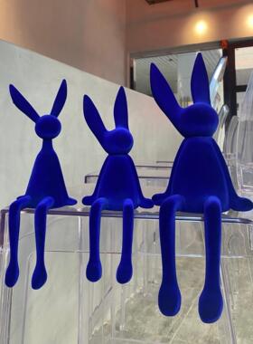 克莱因蓝色植绒坐姿兔子摆件高级感小众客厅电视柜网红道具装饰品