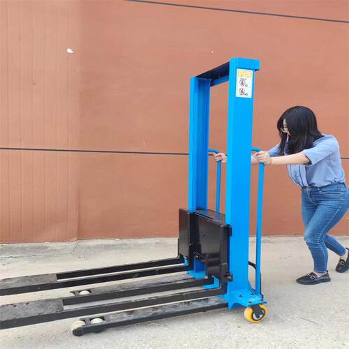 液压升降装卸搬运堆高车新款站驾式叉车电动自走式四轮叉车