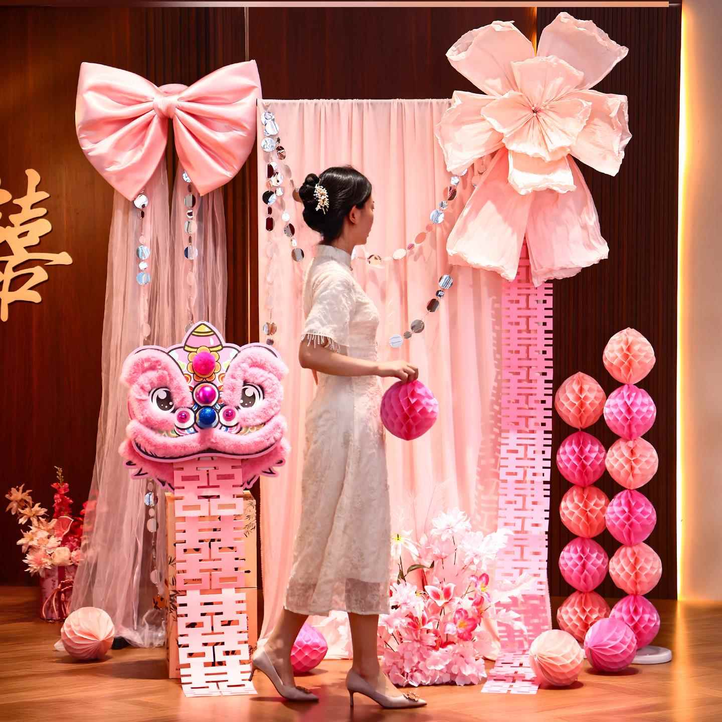粉色晨袍背景布置婚房套装迎宾牌醒狮子头订婚礼拍照道具结婚装饰