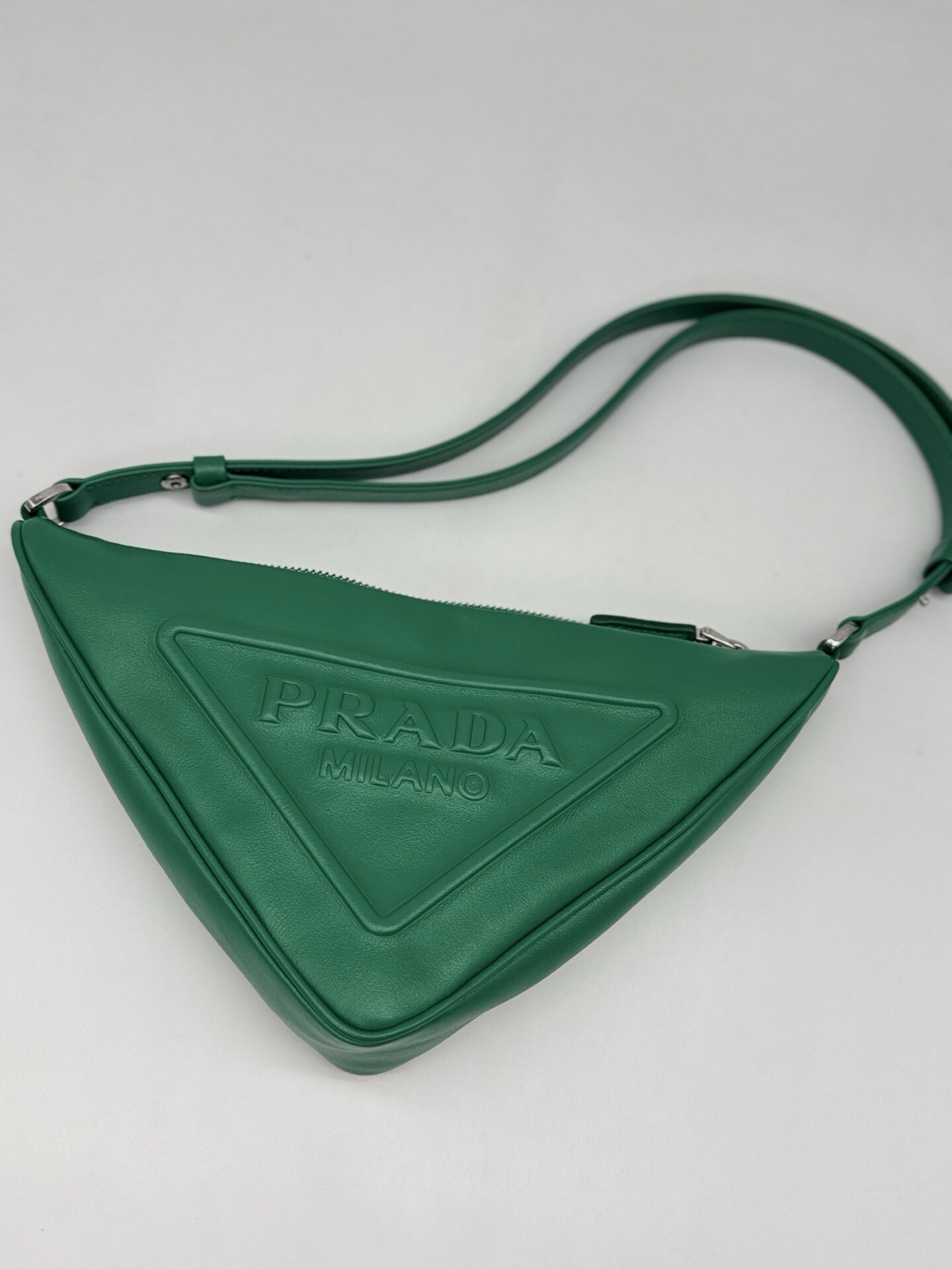 【99新】PRADA普拉达Triangle压花三角标可调提手 手提包 单肩包