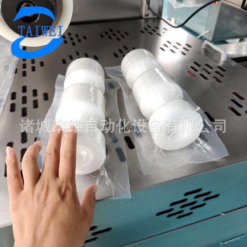 泡椒凤爪卤味鸭脖全自动拉伸膜真空包装机小型拉伸膜真空包装机