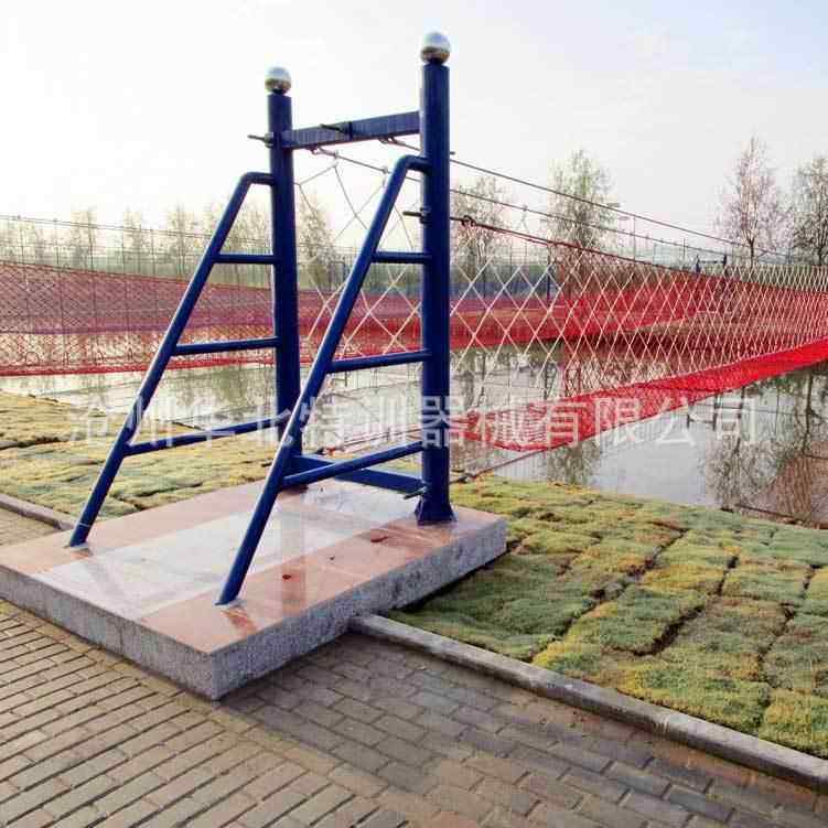 景区户外大型水上拓展项目网红摇摆桥吊桩桥趣桥农庄浮板桥钢丝桥