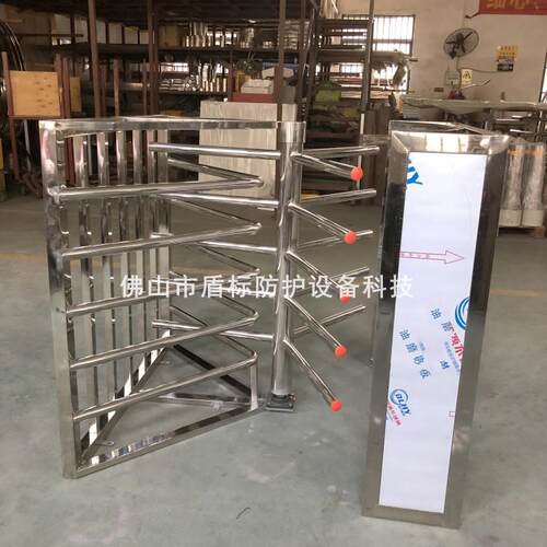 汽车站出口管理人流防冲撞半高转闸门 半封闭手动不锈钢栅栏滚闸