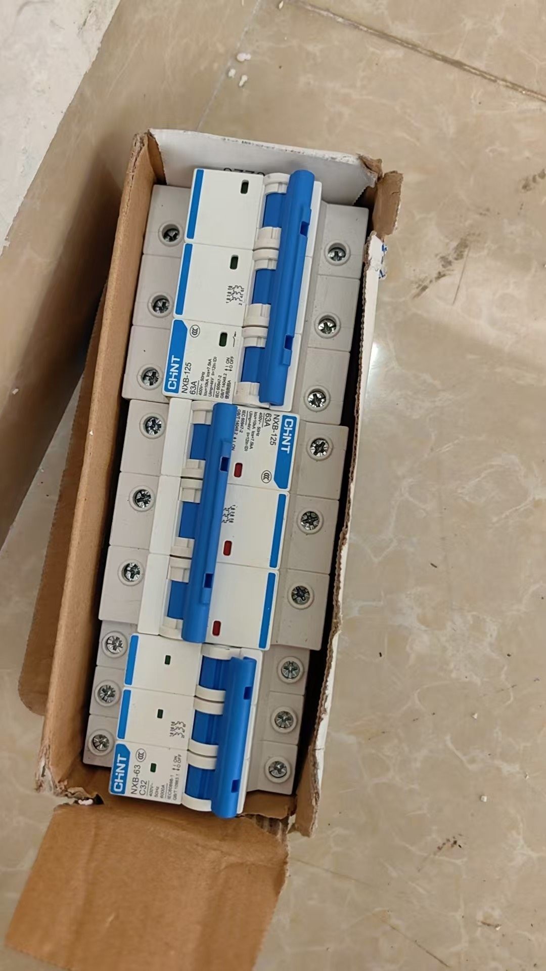 全新的正泰断路器三个打包50元。