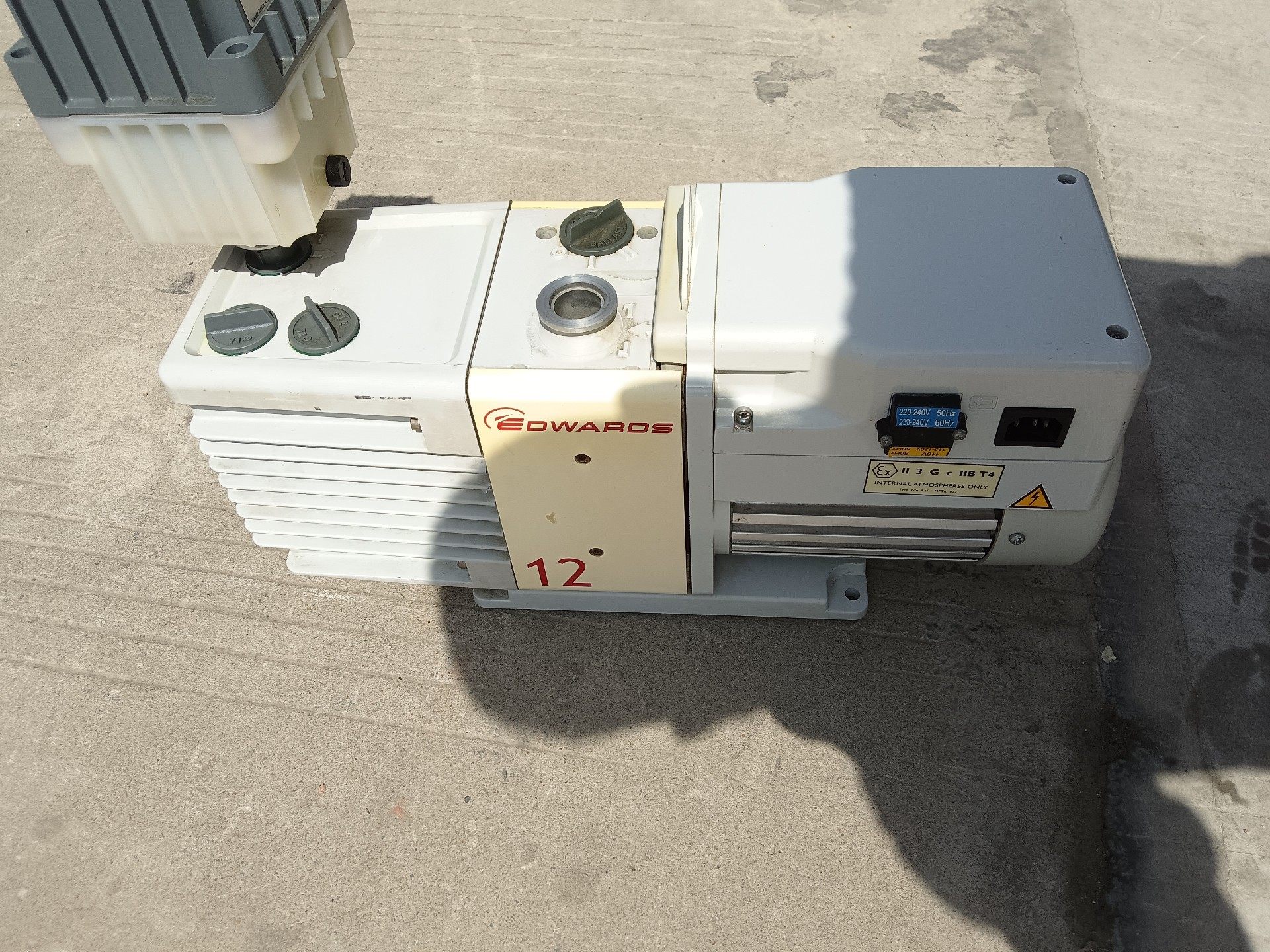 爱德华RV12真空泵，功能包好，成色漂亮，电压220V，真空