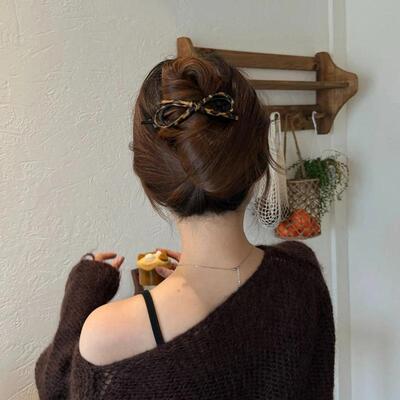 Elegant leather bow twist clip for women, perfect for autumn